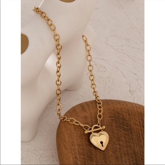 🎉hp🎉 NEW 18k Gold Plated Heart Lock Chain Link Toggle Necklace - Picture 3 of 8